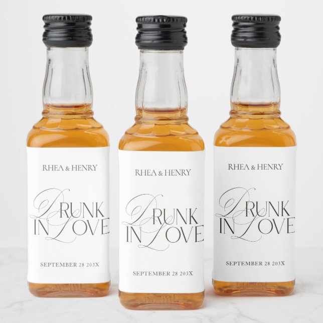 Elegant Black & White Drunk in Love Mini  Spritflaskor Etikett (Flaskor)