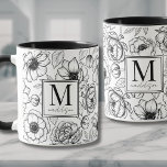 Elegant Black White Monogram Mugg<br><div class="desc">Fira den speciella kvinnan i ditt liv med den här snyggten och det sofistikerade monogrammet mugg, designat för att ge henne lite elegans i vardagen. Med en chic svartvit blommönster som påminner om högprismärken i mode och lyxmärken i parfym kombinerar detta mugg moderiktig design med tidlös stil. Den gigantiska designen...</div>