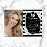 Elegant Black White Silver Photo 50:e födelsedagen Inbjudningar<br><div class="desc">Femininininbjudan till elegantens blommigt på 50 år med ditt foto. Glam svartvit design med faux glitter silver. Innehåller svart och vitt rand, röd ros, skript och konetti. Perfekt för en snyggt vuxen under firande party. Anpassa med dina egna detaljer. Kan anpassas för vilken ålder som helst! Skrivna Zazzle-inbjudningar eller digital...</div>