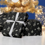 Elegant Black Winter Grey Botanical jul Presentpapper<br><div class="desc">Denna helgdag i eleganten som omsluter pappra har en vacker mönster av vattenfärgsvit vinter,  bär och löv över en chic svart bakgrund. Den här inslagningen av pappra koordinater med våra Elegant Winter Grey-fotokort för botaniska helgdag.</div>