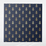 Elegant Blåfenad anas Guld Kakelplatta<br><div class="desc">Blåplattan med ananas från guld. Hex-koden för marinblått är #202A44.</div>