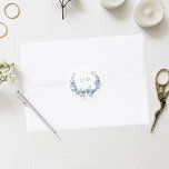 Elegant Blågraverad Blommigt Utandning med Monogra Runt Klistermärke<br><div class="desc">Klassisk utformning och elegant med vintage inspirerade till graverat blått blommigt som omger bruden och rummets monogram.</div>