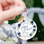 Elegant Blått Blommigt Utandning Maid of honor Brö Nyckelring<br><div class="desc">Den här nyckelkedjan är designad som ett tack för Maid of honor vid bröllop. Chicen Bho med elegant är utformad för att måla vattenfärg med en krans av ro och blommor i skuggor av dammig blått, marin och indigo. Texten är skriven i elegant brev, och det finns utrymme för hennes...</div>