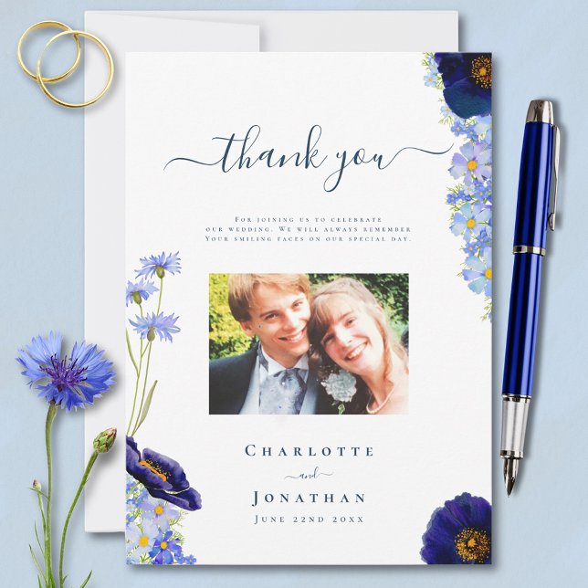 Elegant Blommig Bröllopsfoto Tacksamhetskort Tack Kort (Elegant blue summer floral personalized wedding photo thank you card with watercolor wildflowers )