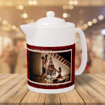 Elegant Blommigt Anpassningsbar Family Photo Text<br><div class="desc">Lägg till lite elegans i tetiden med vår Elegant Blommigt Anpassningsbar Family Photo Text tekanna. Bakgrunden till blommigten av vintage kompletterar ditt foto och din anpassningsbar, skapar den som en perfekt för dina kära och är praktisk för vardaglig använda. Njut av en varm kopp av te samtidigt som du påminner...</div>