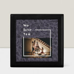 Elegant Blommigt Anpassningsbar Family Photo Text  Minnesask<br><div class="desc">Den här presentboxen med elegant har en vacker vintage blommigt, anpassade med familjens bild och text. Det är perfekten att visa dina kära hur mycket du bryr dig om dem vid något särskilt tillfälle. Den här vackra presentlådan kommer att tillföra en extra elegans till alla gåvor. Ge är personligens skönhets...</div>