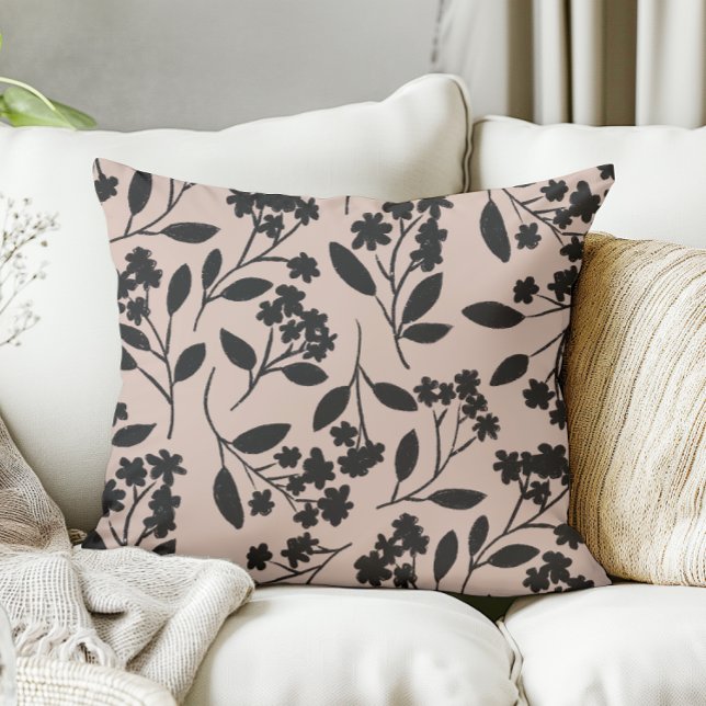 Elegant Blommigt Black Flowers på Dusty Rosa Kudde (hand drawn black flowers on a dusty pink pillow)