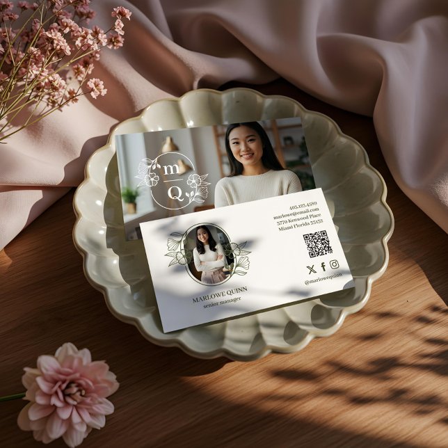 Elegant Blommigt Botanical Monogram Vapensköld Log Visitkort (Elegant Floral Botanical Monogram Crest Logo Brand Business Card)