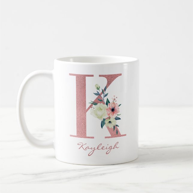 Elegant Blommigt Brev K Rosa och Elfenbenskusten B Kaffemugg (Vänster)