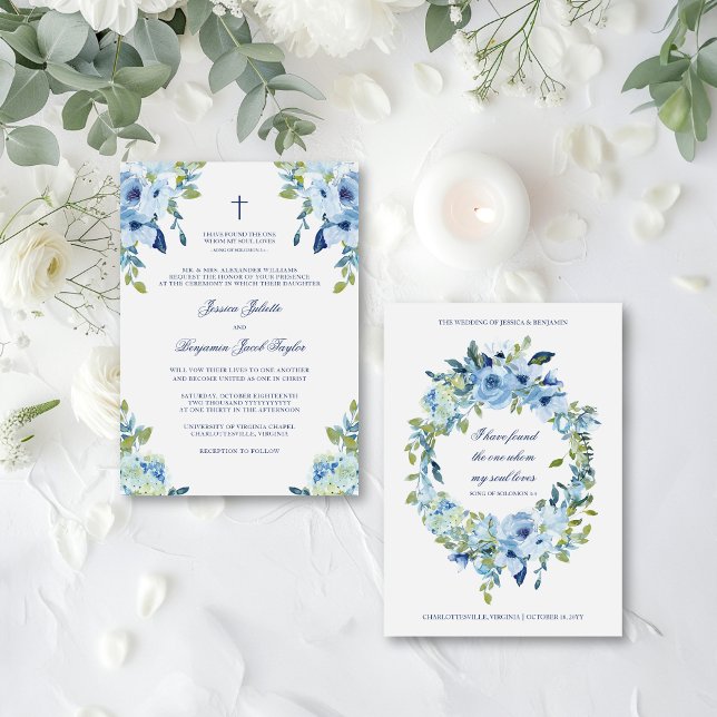 Elegant Blommigt Dusty Blue Christian Bröllop Inbjudningar (This Christian wedding invitation includes blue watercolor flowers, a delicate cross & a Bible verse)