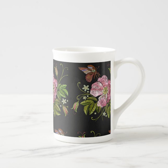 Elegant Blommigt Embroidery Mönster Black Backgrou Benporslin Mugg (Höger)
