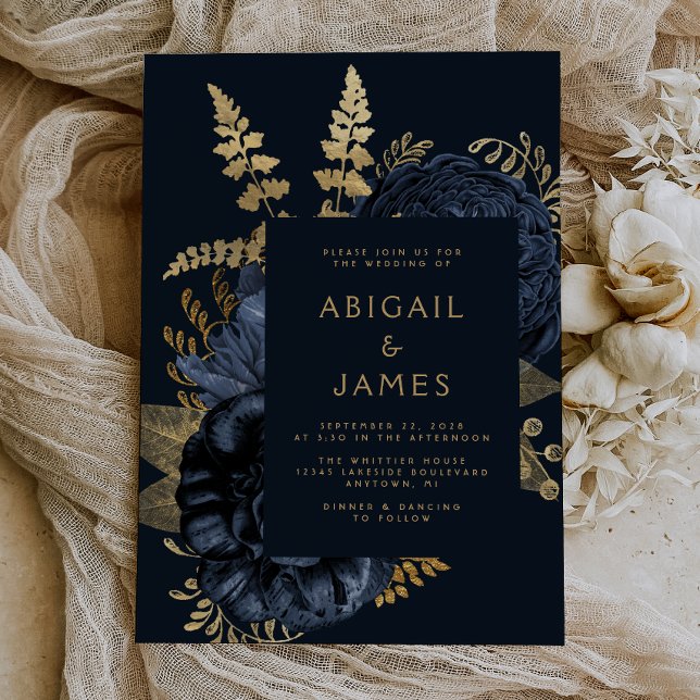 Elegant Blommigt för Moody Mörk Navy Blue Guld Brö Inbjudningar (The perfect choice for a romantic navy blue and gold themed wedding.)
