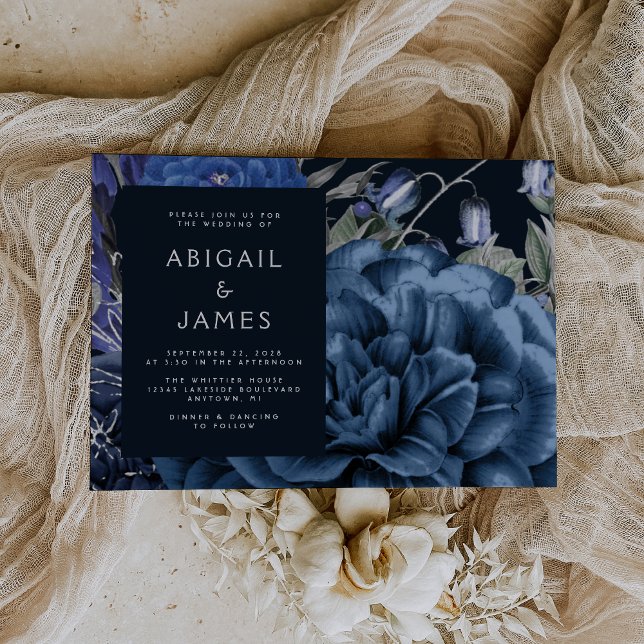 Elegant Blommigt för Moody Mörk Navy Blue Silver B Inbjudningar (The perfect choice for a romantic navy blue and silver themed wedding.)