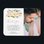 Elegant Blommigt Guld  Rosa Photo Wedding Favor Magnet<br><div class="desc">Den romska blommigtens bröllopsmagnet har en magnet med "Tack" i ett elegant och vattenfärgade blommor i rosa, dammig ro, champagne och elfenben tillsammans med guld accent delarare. Nedan visas ditt personlig-meddelande och till högerna är ditt favoritfoto. Elegantens tack är att magneter gör bra bröllopsfavörer och är perfekt för vår eller...</div>