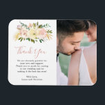 Elegant Blommigt Guld  Rosa Photo Wedding Favor Magnet<br><div class="desc">Den romska blommigtens bröllopsmagnet har en magnet med "Tack" i ett elegant och vattenfärgade blommor i rosa, dammig ro, champagne och elfenben tillsammans med guld accent delarare. Nedan visas ditt personlig-meddelande och till högerna är ditt favoritfoto. Elegantens tack är att magneter gör bra bröllopsfavörer och är perfekt för vår eller...</div>