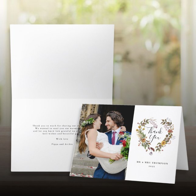 Elegant Blommigt Heart Landsbyggsbröllop Photo Tack Kort (Elegant Floral Heart Country Wedding Photo Thank You Card)