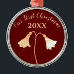 Elegant Blommigt Red Guld Romantic Första jul Julgransprydnad Metall<br><div class="desc">Den här eleganten och snyggten röd och guld-blomman är en klassens och romantisk minnesstund över er första jul som tillbringades tillsammans som ett par eller gift. Tvillingblomman växer alltid med två blommar på ett och samma stam, som du. Anpassa enkelt det här namnet på panelen till högerna. Originalteckning efter Wilderness...</div>