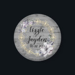 Elegant Blommigt Utandning Rustit Bröllop Magnet<br><div class="desc">På den här snyggten är bröllop magnet-festen ett strålträ av grått med en elegant chic guld blomning i kombination med en andning av lavender blommigt där du kan anpassa den till att skapa romantisk lantgårdsvård. Del av Snyggt Trendig bröllopsgåvor</div>