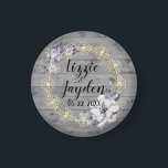 Elegant Blommigt Utandning Rustit Bröllop Magnet<br><div class="desc">På den här snyggten är bröllop magnet-festen ett strålträ av grått med en elegant chic guld blomning i kombination med en andning av lavender blommigt där du kan anpassa den till att skapa romantisk lantgårdsvård. Del av Snyggt Trendig bröllopsgåvor</div>