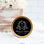 Elegant Blommigt Vapensköld Monogram Black Bröllop Runt Klistermärke<br><div class="desc">Lägg till ett fet och sofistikerat tryck på skrivbordet i bröllop med de här anpassningsbar monogramklistermärkena, med en vit vapensköld och elegant vit kalligrafi mot en klassisk svart bakgrund. Personlig med initialer, namn och bröllop är dessa klistermärken perfekt för att försegla inbjudningar, favoritpåsar eller välkomstlådor - idealiska för svartvit bröllop,...</div>