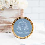 Elegant Blommigt Vapensköld Monogram Blue Bröllop Runt Klistermärke<br><div class="desc">Höj bröllop-pekaren med dessa monogramklistermärken för elegant,  med en vit vapensköld och en vit kalligrafi som löper mot en blå bakgrund i vinden. Personligen med initialer,  namn och bröllop är dessa klistermärken perfekt för kuvertsälar,  favoritsäckar eller välkomstpåsar för bröllop - idealiska för mjukt blått bröllop,  vår-ceremonier eller romantiskt kustbröllop.</div>