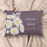 Elegant Blommigt Vita Daisyn Bröllop Prydnadskudde<br><div class="desc">Enkelheten hos en bukett med vita daisy,  med hjälp av det vita skriptteckensnittet,  skapar en elegant men minimalistisk bröllop-design. Texten är helt redigerbar.</div>