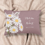 Elegant Blommigt Vita Daisyn Bröllop Prydnadskudde<br><div class="desc">Enkelheten hos en bukett med vita daisy,  med hjälp av det vita skriptteckensnittet,  skapar en elegant men minimalistisk bröllop-design. Texten är helt redigerbar.</div>