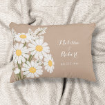 Elegant Blommigt Vita Daisyn Bröllop Prydnadskudde<br><div class="desc">Enkelheten hos en bukett med vita daisy,  med hjälp av det vita skriptteckensnittet,  skapar en elegant men minimalistisk bröllop-design. Texten är helt redigerbar.</div>