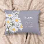 Elegant Blommigt Vita Daisyn Bröllop Prydnadskudde<br><div class="desc">Enkelheten hos en bukett med vita daisy,  med hjälp av det vita skriptteckensnittet,  skapar en elegant men minimalistisk bröllop-design. Texten är helt redigerbar.</div>