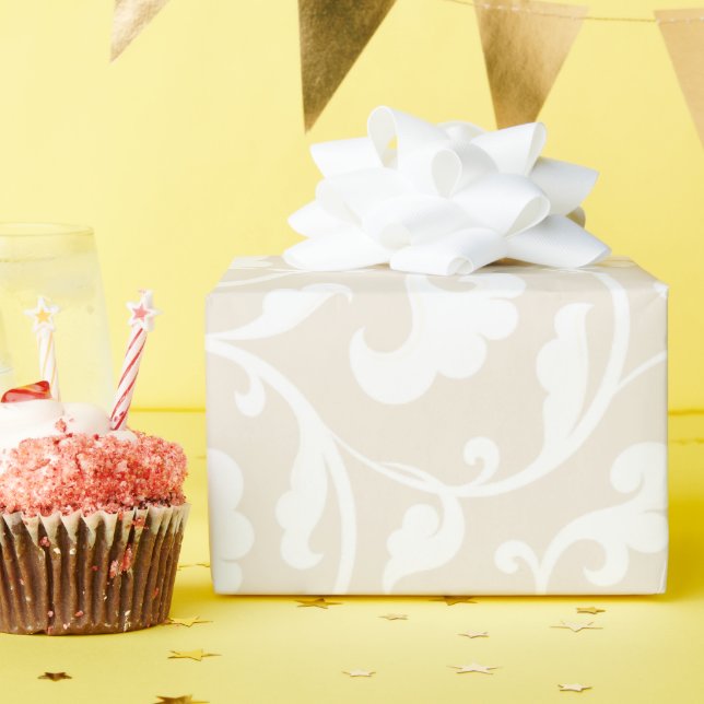 Elegant blommönster för giftigt beige  monogram presentpapper (Födelsedagsfest)