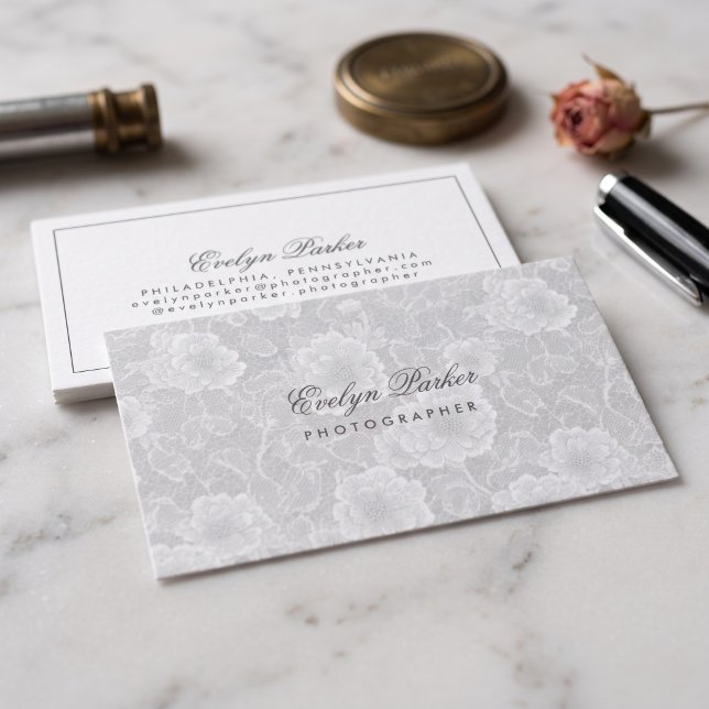 Elegant blomster spets visitkort (Simulated business cards on table)