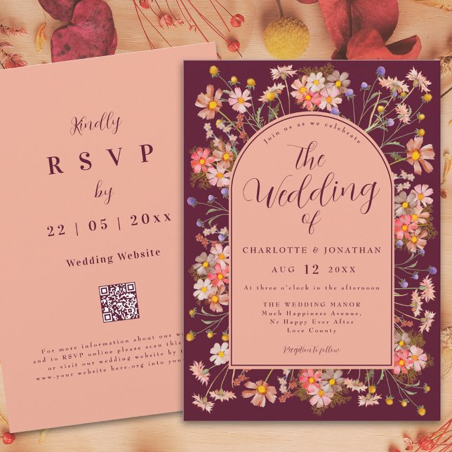 Elegant blomsterbåge vinröd höstbröllop inbjudningar (Elegant wildflower arch burgundy fall wedding invitation with RSVP website qr code)