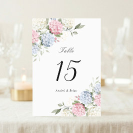 Elegant blomsterbrud med rosa och dammig blå horte bordsnummer