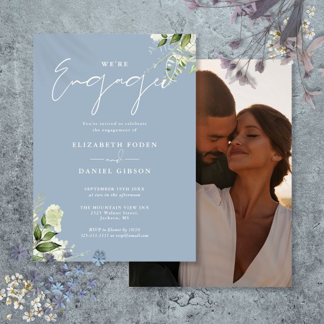 Elegant blomsterdamig blå fotofirande fästmöparty inbjudningar (Elegant Floral Dusty Blue Photo Engagement Party Invitation)