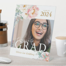 Elegant blomsterdekoration för examenspodium
