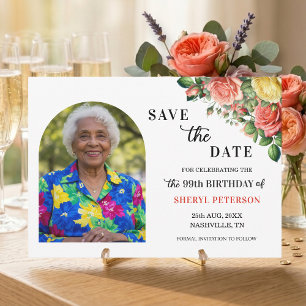 Elegant blomstergestaltning och foto 99-årsfirande spara datumet