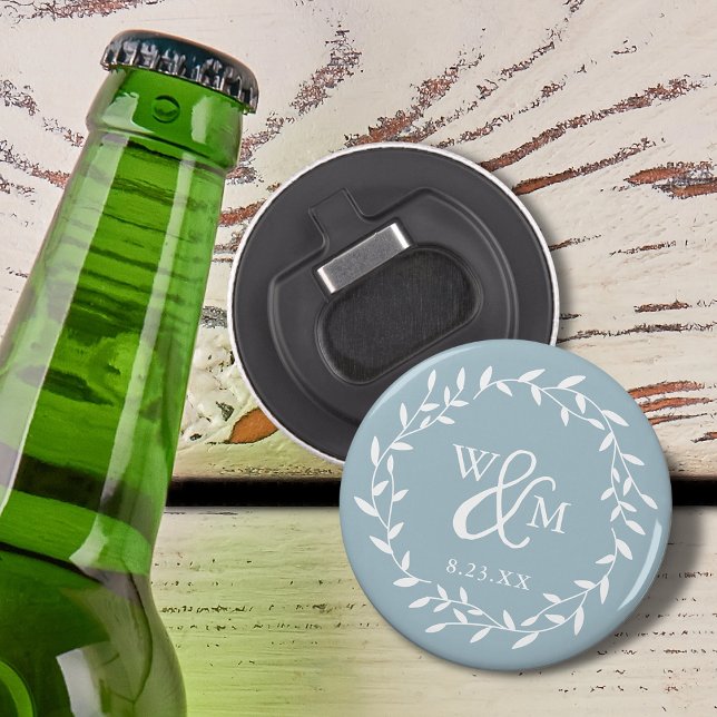Elegant blomsterkrans monogram Dusty Blue Flasköppnare (Elegant Floral Wreath Monogram Dusty Blue Bottle Opener)