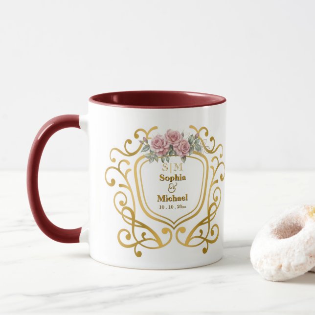 Elegant blomsterkrone med guldinitialer monogram mugg (Med munk)