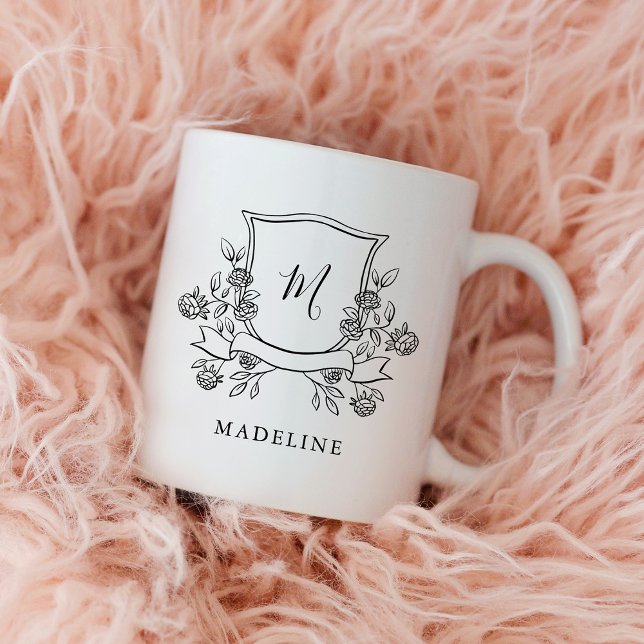Elegant blomsterkrone | Monogram och namn Kaffemugg (An elegant floral crest decorates this stylish mug.)