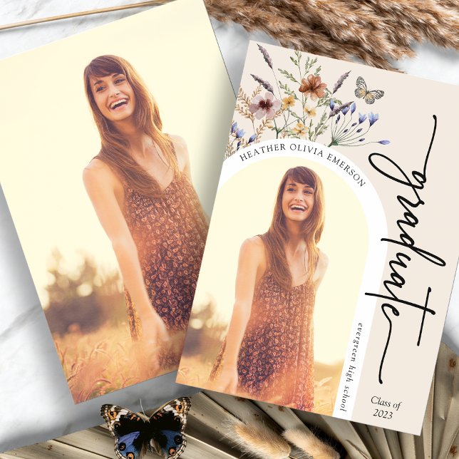 Elegant blomsterlig examensannonsering meddelande (Elegant Floral Graduate Picture Announcement with Butterfly by Painted Paperie
)
