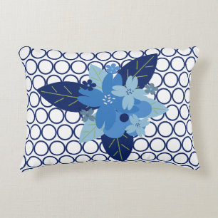 Elegant blomstermönstrad blå monokrom design prydnadskudde