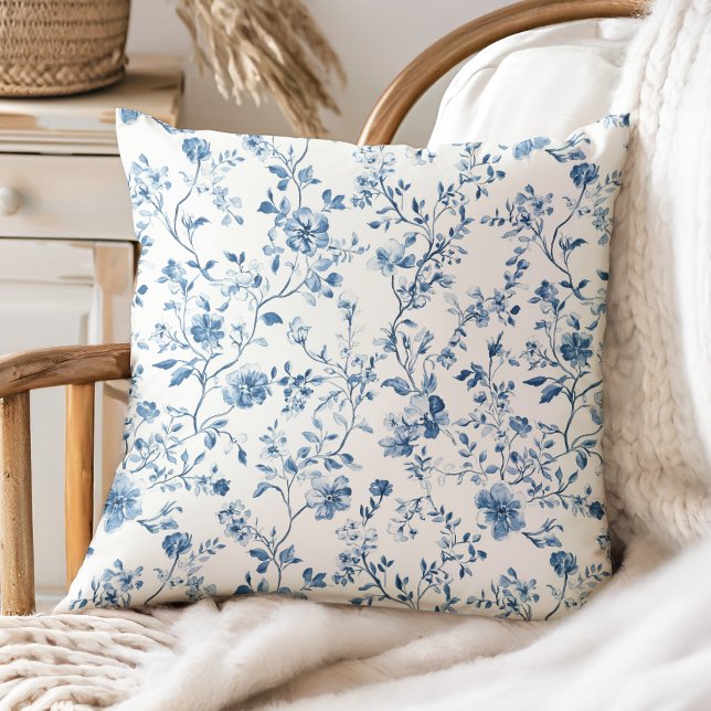 Elegant blomstertoile blå vit vintage stil kudde (Elegant toile de jouy vintage style patterned cushion in classic blue and white)