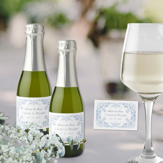Elegant Blue and White Cheers Snyggt Bröllop (elegant blue and white wedding labels for wine or bottles with personalized names and dates border)