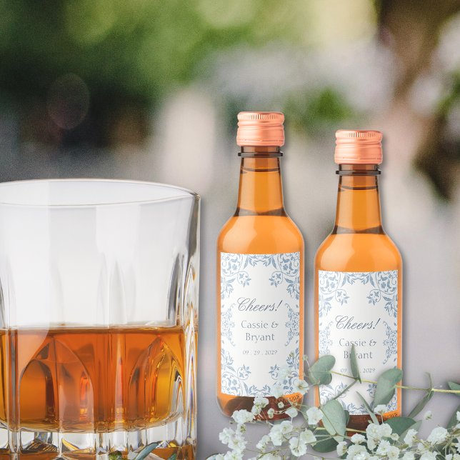 Elegant Blue and White Cheers Snyggt Bröllop Vinetikett (vintage elegant blue and white wedding liquor bottle labels for mini cocktails for bachelor party)