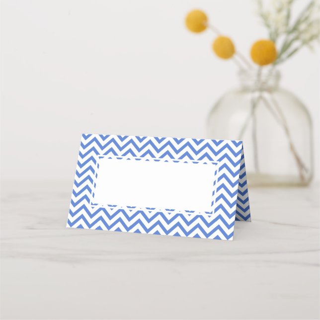 Elegant Blue and White Chevron Bröllop Bord Placeringskort (Framsida)