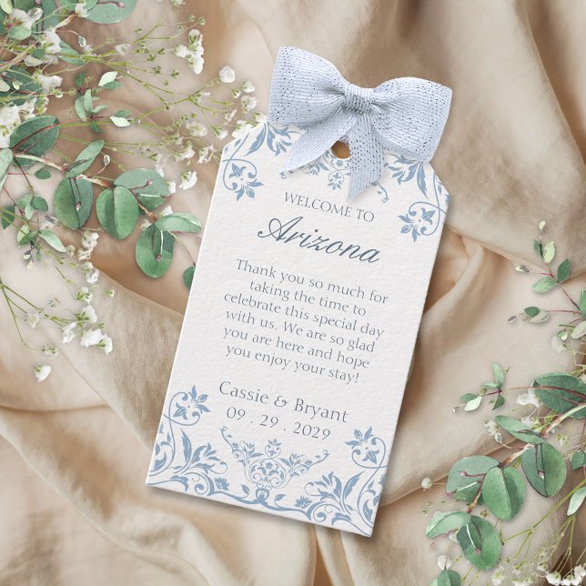 Elegant Blue and White Snyggt Destination Wedding Presentetikett (Elegant blue and white wedding welcome basket tags with welcome to personal message from bride groom)