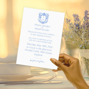 Elegant Blue and White Vapensköld Monogram Bröllop Inbjudningar