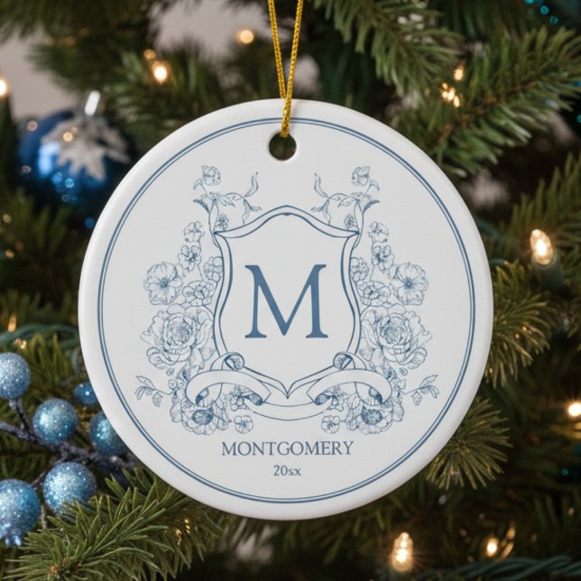 Elegant Blue Blommigt jul Ornament (elegant blue white monogram christmas ornament with family crest initial, custom name and est date)