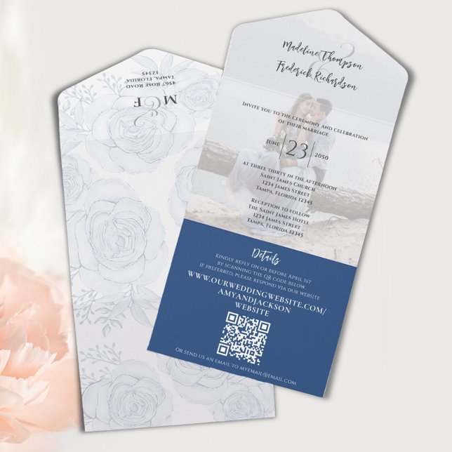 Elegant Blue Blommigt Seal och Skickat Bröllop (Elegant floral blue all-in-one wedding invitation with blue floral roses.)