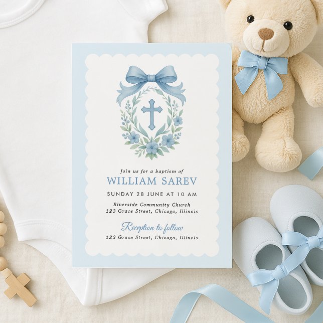 Elegant Blue Bow Baptism-inbjudan till pojke Inbjudningar (Baby boy baptism invitation with floral wreath and blue bow – flat lay with shoes and teddy)